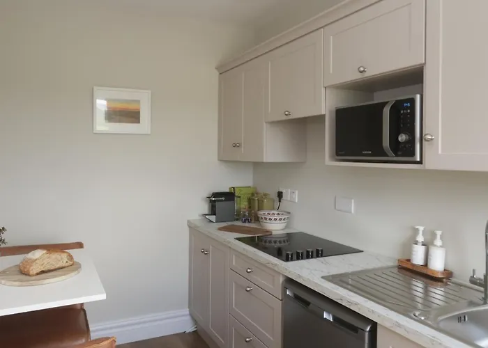 아파트 The Cows Field